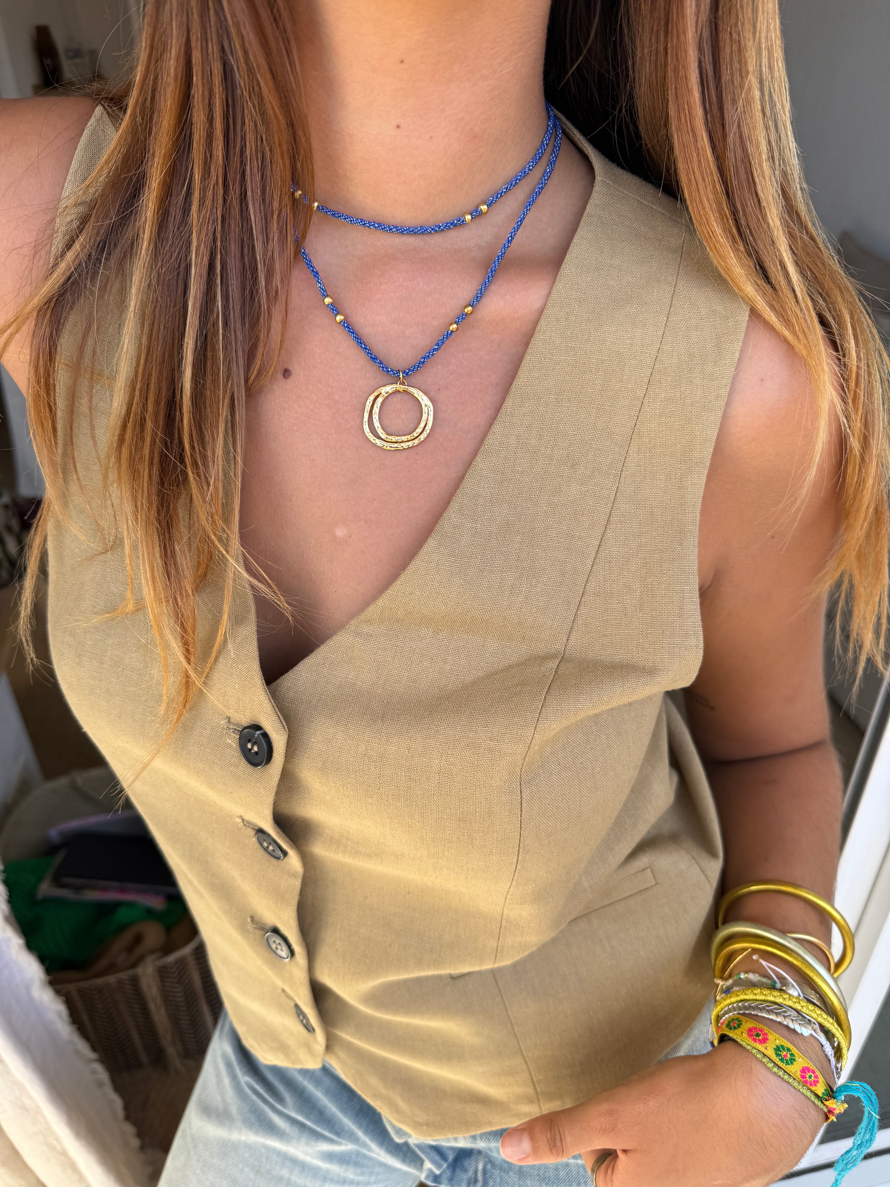 Collier Alba – Double tour avec pendentif cercle en acier inoxydable – Fait main à Marseille
